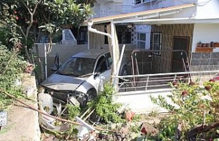 Didim’de otomobil evin bahçesine uçtu