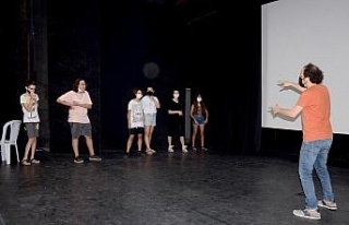 Kuşadası Belediyesi’nde 7’den 70’e tiyatro...