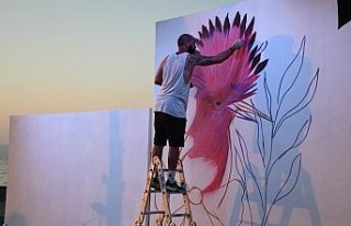 Kuşadası’nda duvarlar sanatla renkleniyor