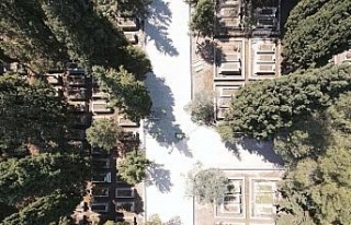 Şehitlik yolu bayrama hazır