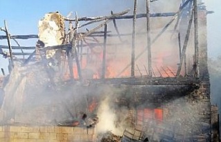 Alevler ahşap binayı küle çevirdi