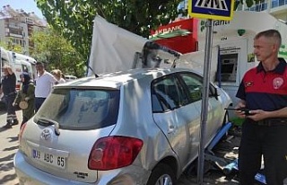 ATM’den para çeken vatandaşa otomobil çarptı