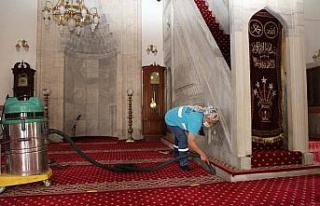 Efeler Belediyesi Bey Camii’nde temzilik çalışması...