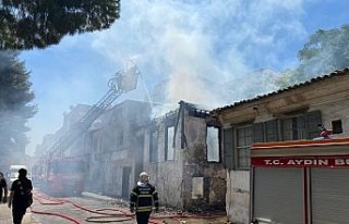 Kuşadası’ndaki yangında metruk bina kül oldu