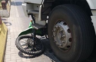 Motosiklet sürücüsü kamyonetin altında kaldı