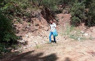 Orman’daki cam şişeler tek tek toplanıyor