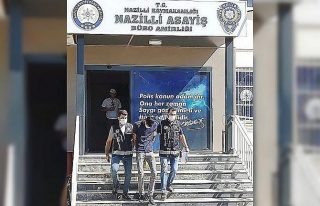 Takip ettiği kişilerin cep telefonunu çalıyordu,...