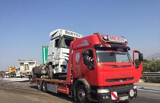 Tır yan yattı, mermer bloklar yola savrulunca otoban...