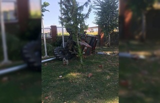 Yoldan çıkan traktör restoranın bahçesine devrildi
