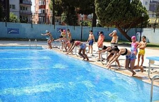 Aydın Büyükşehir Belediyesi onlarca çocuğa yüzme...