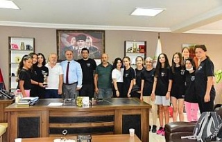 Başkan Kaya, şampiyon olan İncirliova Kız Basketbol...