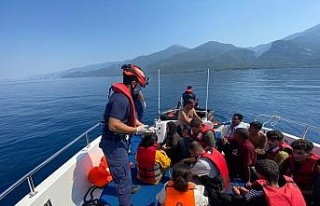 Kuşadası’nda 68 düzensiz göçmen kurtarıldı