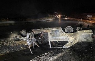 Takla atan otomobil yanarak küle döndü