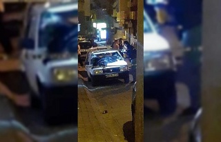 Balkondan yoldaki aracın üstüne düşen adam hayatını...