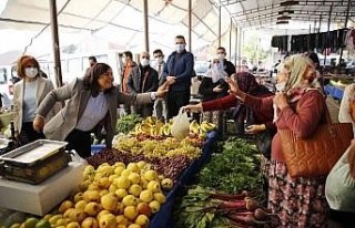 Başkan Çerçioğlu, semt pazarında vatandaşlarla...