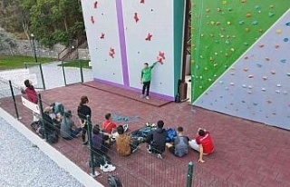 Efeler Belediyesi’nin tırmanma duvarı BESYO öğrencilerini...