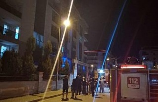 Evde çıkan yangın apartman sakinlerini sokağa...