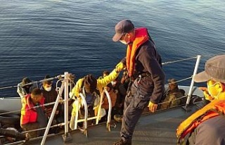 Kuşadası açıklarında 30 düzensiz göçmen kurtarıldı