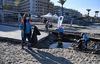 Kuşadası’nda sahilden 75 kilogram atık toplandı