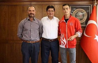 Milli sporcu başarısını Başkan Özcan ile paylaştı