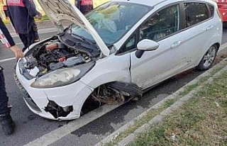 Otomobil refüje çarptı