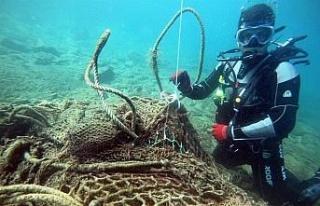 10 ton ağırlığındaki hayalet ağ denizden çıkarılıyor