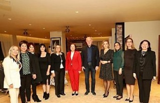 Başkan Atabay, kadın meclis üyeleri ile bir araya...