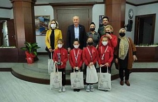 Başkan Atabay minik cimnastikçileri ağırladı