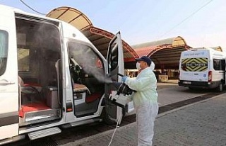 Efeler Belediyesi taksi ve servisleri dezenfekte ediyor