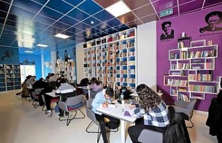 Efelerli gençler kitap kafeyi çok sevdi