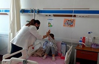 Lösemi hastası çocukları ziyaret edip oyuncak...