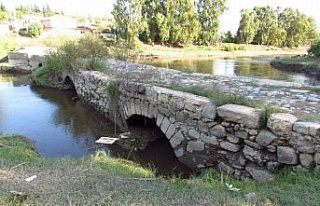 Menderes’te biriken çöpler, tarihi köprüyü...