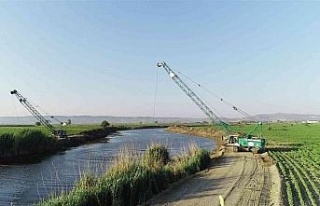 Söke ovasında iş makinaları ile çalışmalar...