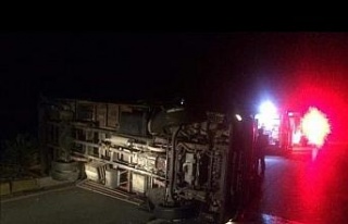 Söke’de eşya yüklü kamyon devrildi: 3 yaralı