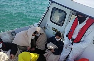 Yan yatan teknedeki 9 düzensiz göçmen kurtarıldı,...