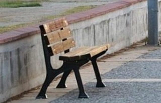 Aile Sağlığı Merkezi’nden aldığı bankı omzunda...