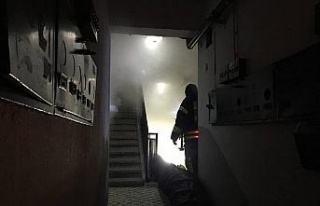 Apartmanı kaplayan yoğun duman vatandaşları sokağa...