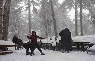 Belenova beyaza büründü, çocuklar doyasıya eğlendi