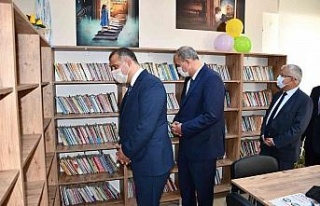 Bu kütüphanelerin mobilyaları öğrencilerden,...