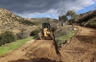 Efeler’den yağışlarla zarar gören yollara yoğun...