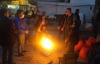Pazarcılar soğuk havadan ateş yakarak korunmaya...