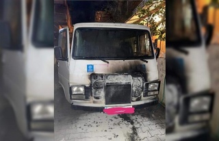 Söke’de park halindeki minibüs alev alev yandı