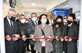 Sökeli hayırseverler okula kütüphane kazandırdı