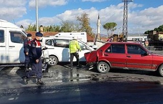 Trafik ışıklarında bekleyen araçlara çarptı