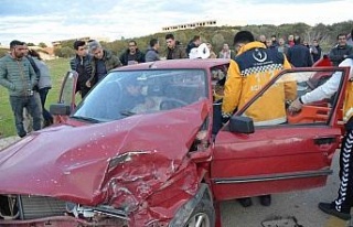 Trafik kazasında otomobilin içinde sıkışan sürücüyü...