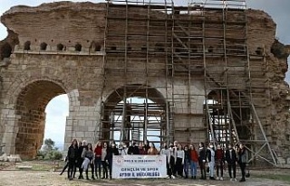 Üniversite öğrencileri Tralleis’te çevre temizliği...