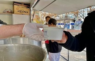 Didim Belediyesi, sıcak çorba servisi ile yüzleri...