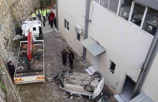 Et işleme tesisinin bahçesine uçtu