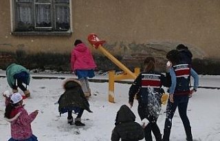 Jandarma ekipleri çocukların kar heyecanına ortak...