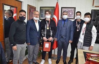 Nazilli İlçe Milli Eğitim Müdürü Şimşek, güreşçi...